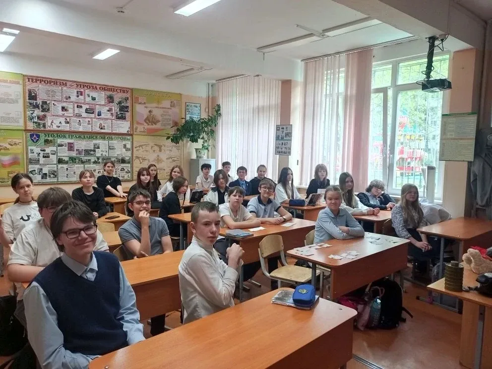 #КЛАССНый_урок_79школа  14 мая в 7 "В" классе социальный педагог провела игру " Разные профессии".  