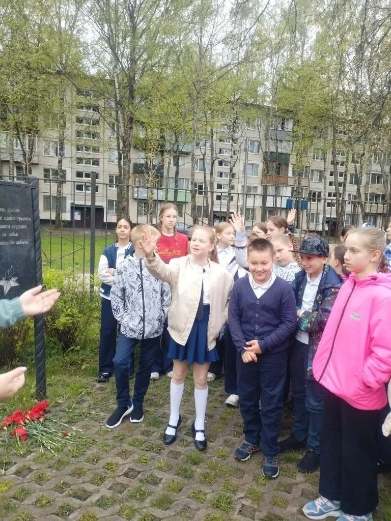 13 мая ученики 4 "А" и 4 "В" совершили экскурсию к памятному месту на территории школы "Блокадная ёл