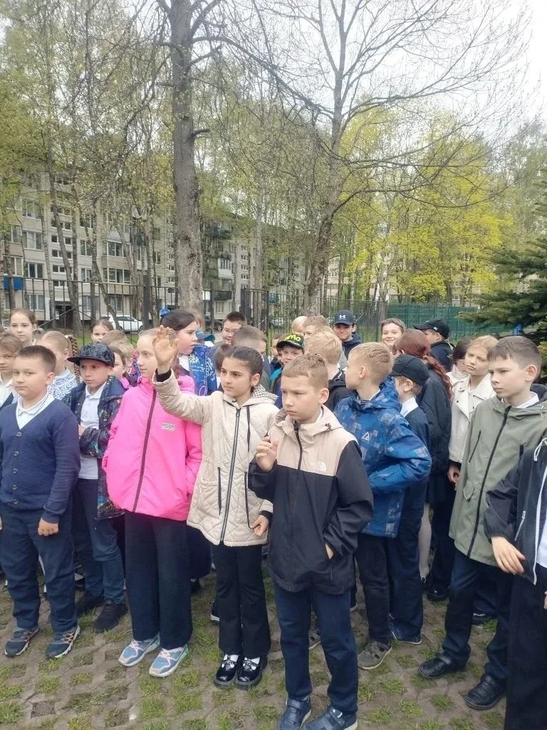 13 мая ученики 4 "А" и 4 "В" совершили экскурсию к памятному месту на территории школы "Блокадная ёл