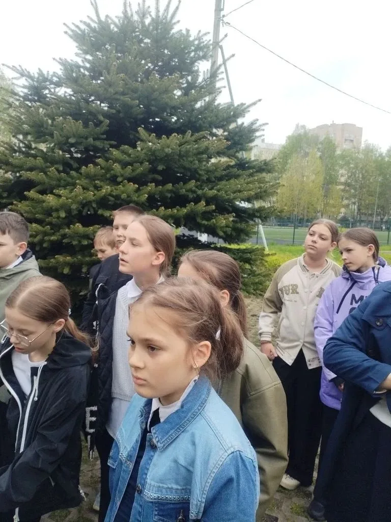 13 мая ученики 4 "А" и 4 "В" совершили экскурсию к памятному месту на территории школы "Блокадная ёл