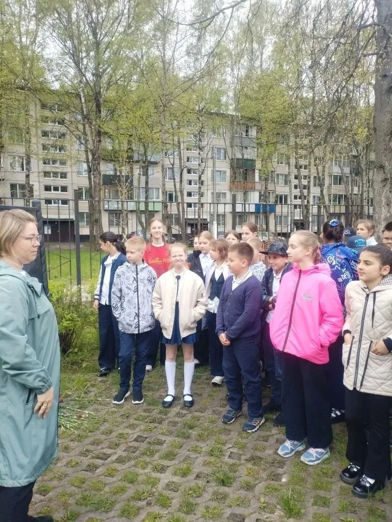 13 мая ученики 4 "А" и 4 "В" совершили экскурсию к памятному месту на территории школы "Блокадная ёл
