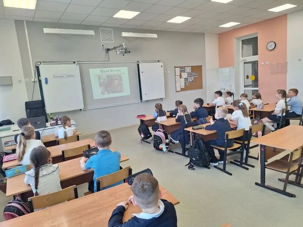 ⭐В 1-8 классах нашей школы прошли Уроки Мужества. Активное участие в их подготовке принял школьный л