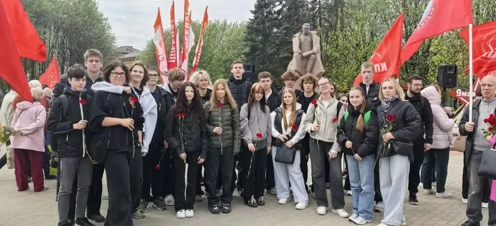 Память жива 🕯️  Учащиеся средней и старшей школы приняли участие в возложении цветов к памятным мест