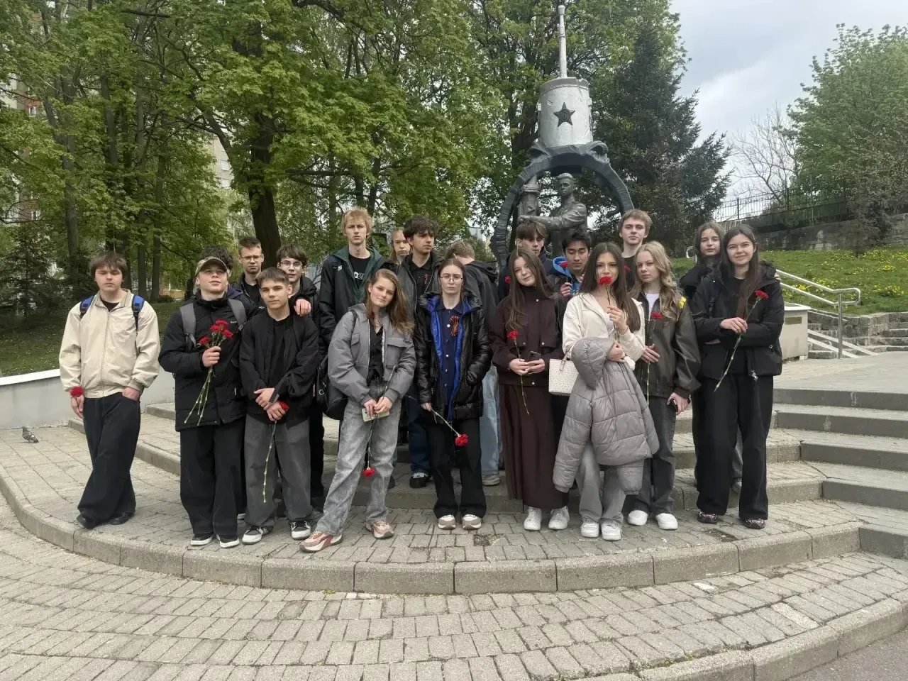 Память жива 🕯️  Учащиеся средней и старшей школы приняли участие в возложении цветов к памятным мест