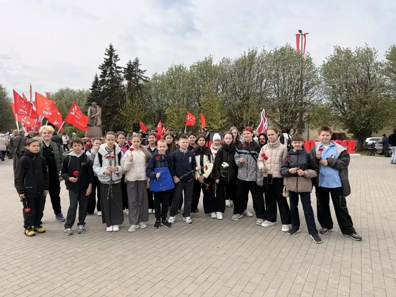 Память жива 🕯️  Учащиеся средней и старшей школы приняли участие в возложении цветов к памятным мест