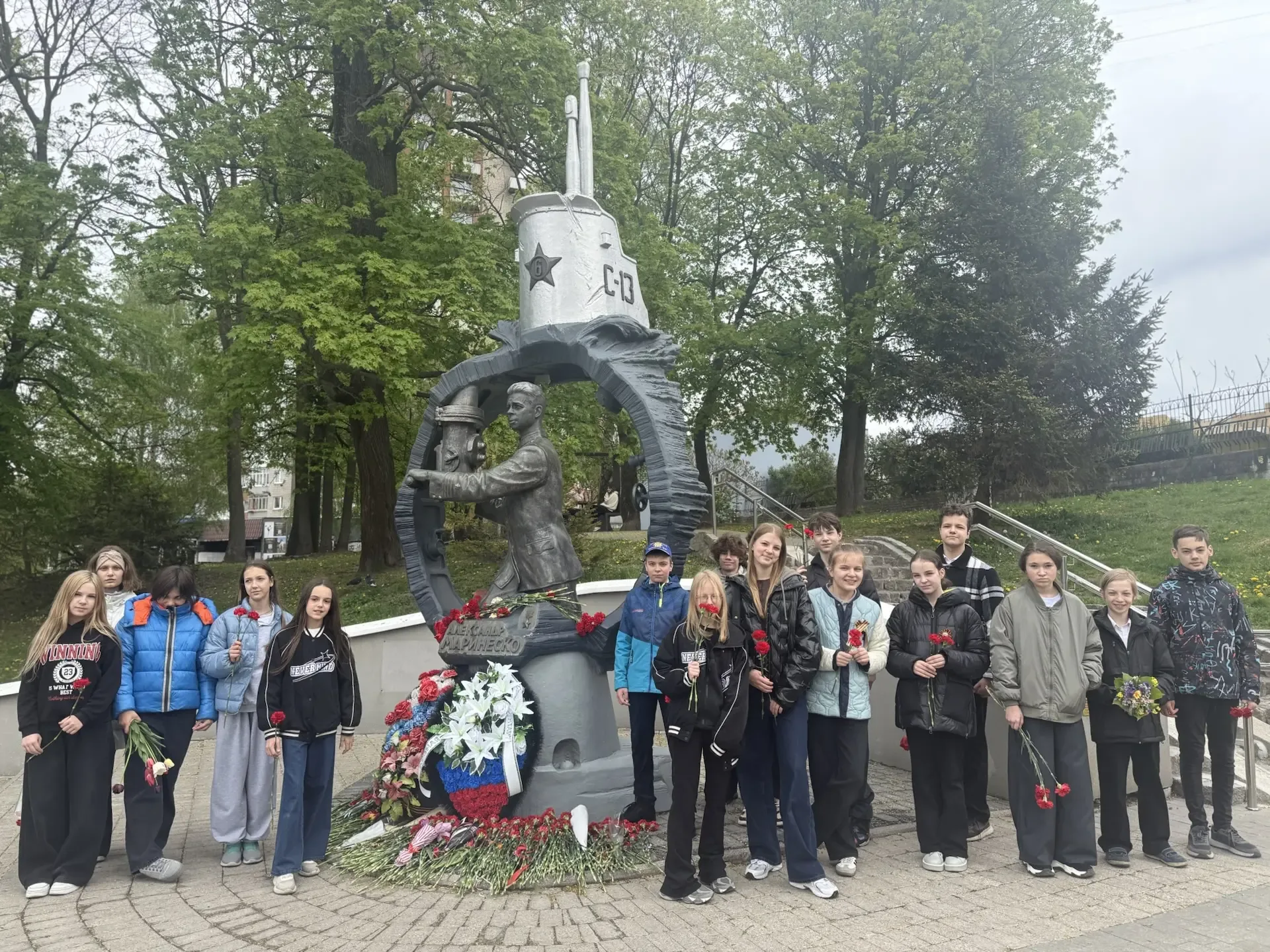 Память жива 🕯️  Учащиеся средней и старшей школы приняли участие в возложении цветов к памятным мест