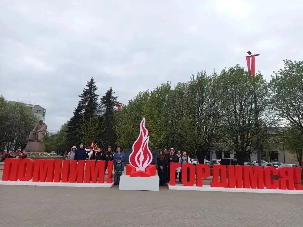 Память жива 🕯️  Учащиеся средней и старшей школы приняли участие в возложении цветов к памятным мест