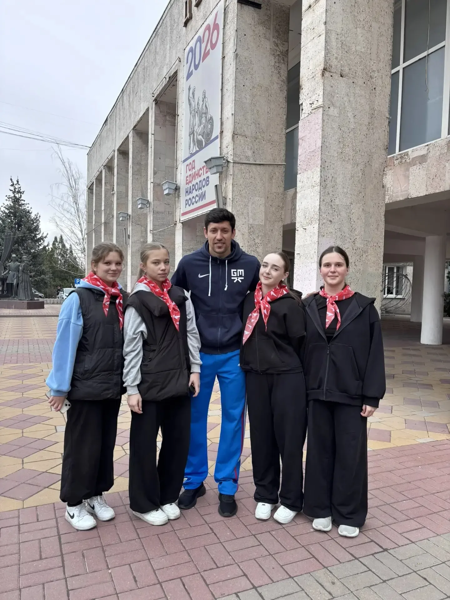 🏃Народная зарядка с Чемпионом в честь праздника Весны и Труда🏃  Участники "Движения Первых" присоеди