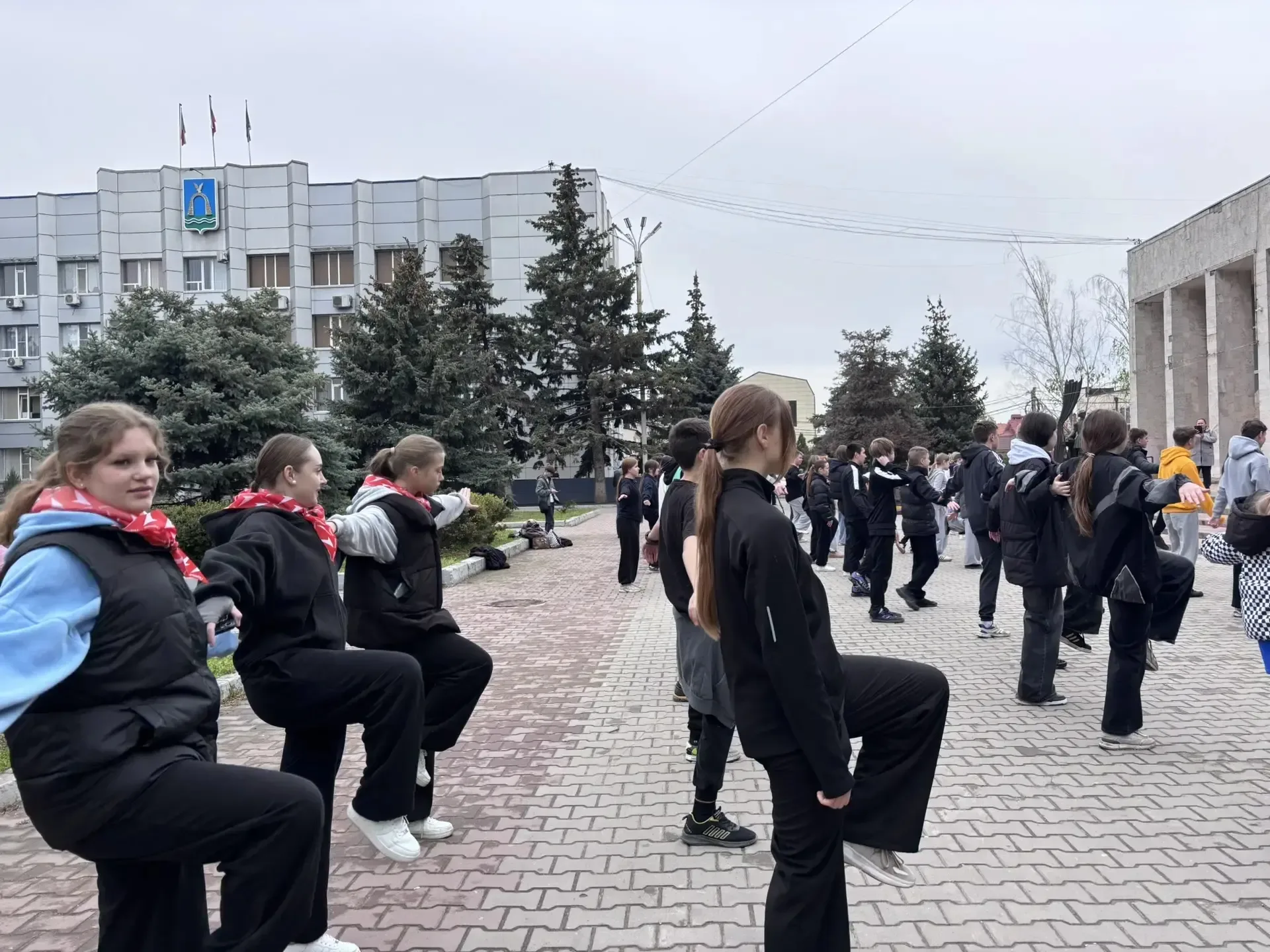 🏃Народная зарядка с Чемпионом в честь праздника Весны и Труда🏃  Участники "Движения Первых" присоеди