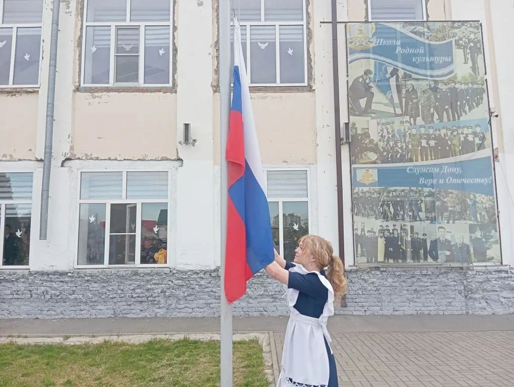 🇷🇺 РАЗГОВОРЫ О ВАЖНОМ 🇷🇺  4 мая 2026 года в школе прошла традиционная торжественная линейка с выносо