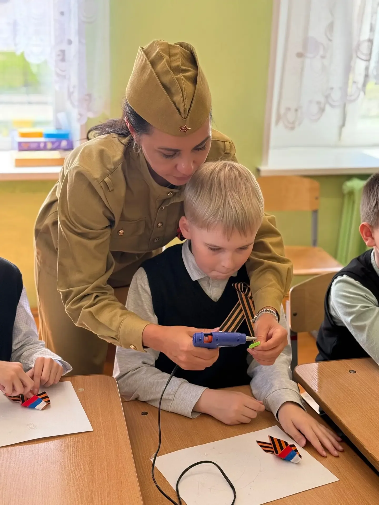 ЛЕНТОЧКА ПОБЕДЫ  7 мая в нашей школе прошли БЛАГОтворительные мастер-классы «Лента Победы»🕊️🇷🇺  Это 