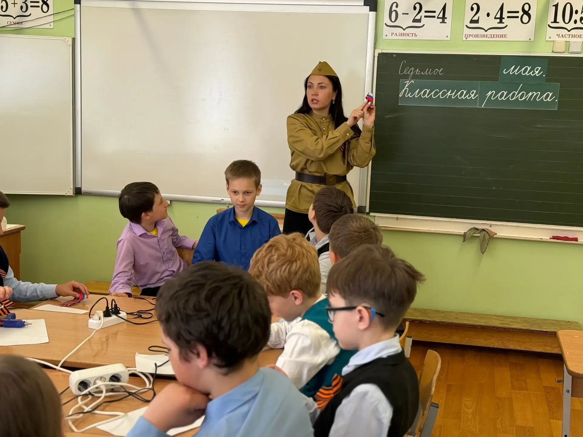 ЛЕНТОЧКА ПОБЕДЫ  7 мая в нашей школе прошли БЛАГОтворительные мастер-классы «Лента Победы»🕊️🇷🇺  Это 