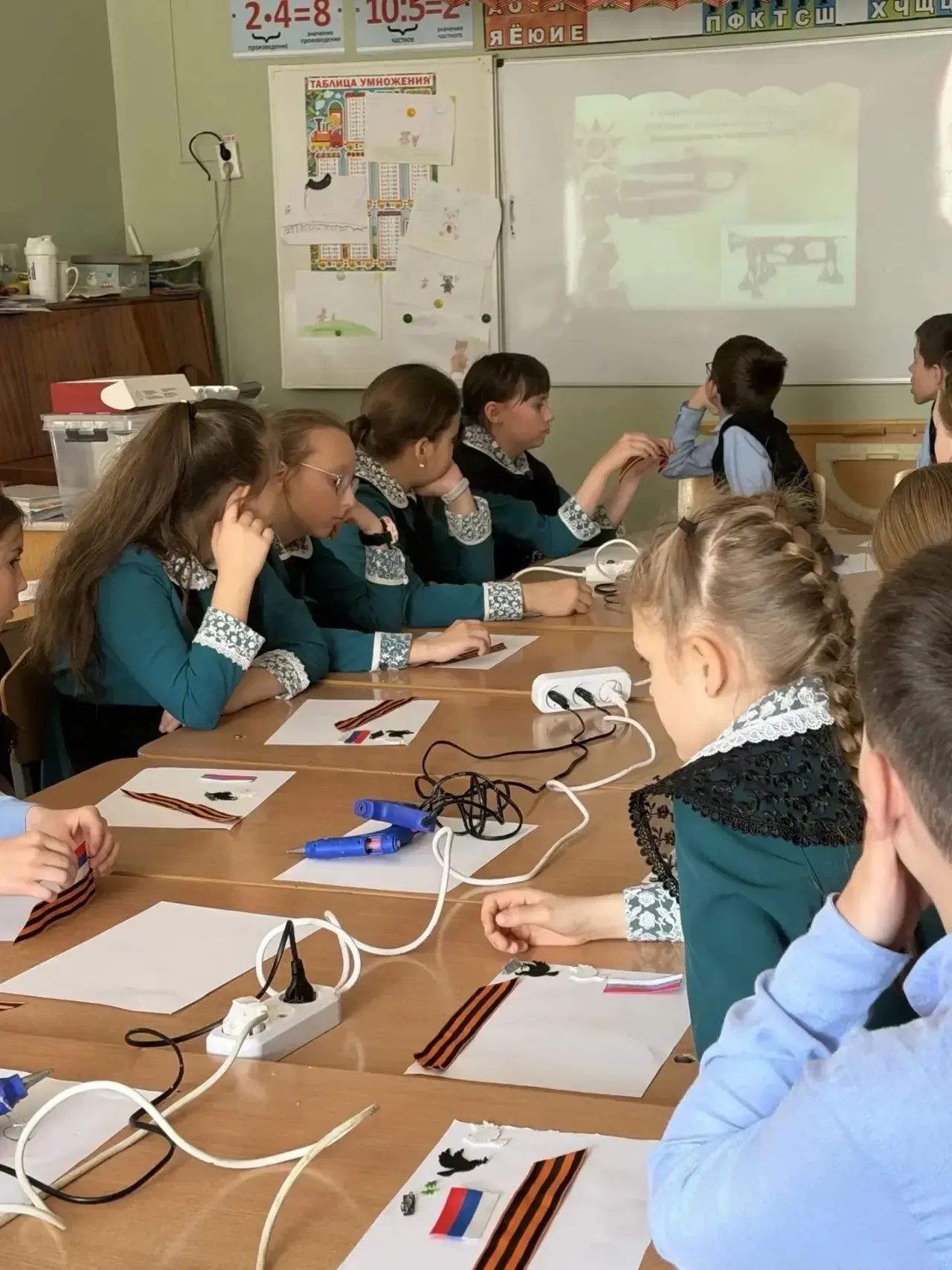 ЛЕНТОЧКА ПОБЕДЫ  7 мая в нашей школе прошли БЛАГОтворительные мастер-классы «Лента Победы»🕊️🇷🇺  Это 
