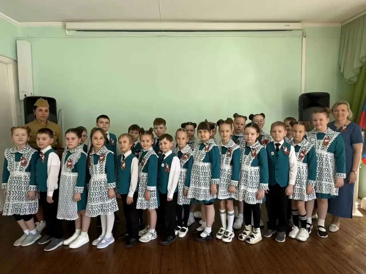 ЛЕНТОЧКА ПОБЕДЫ  7 мая в нашей школе прошли БЛАГОтворительные мастер-классы «Лента Победы»🕊️🇷🇺  Это 