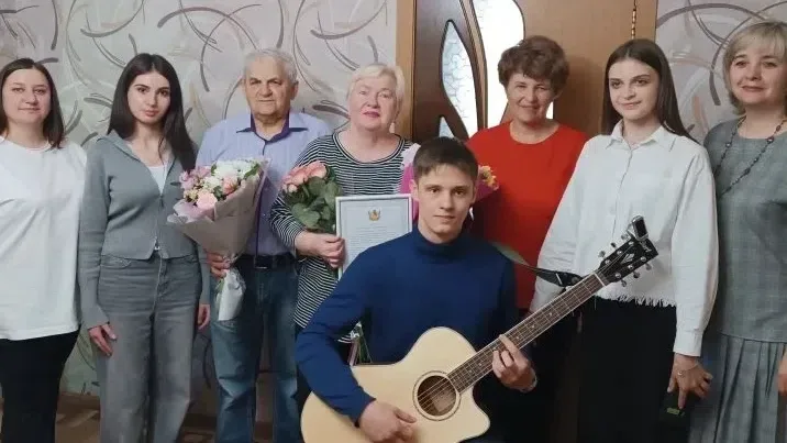 Сложно прожить долгую жизнь. Ещё сложнее прожить эту долгую жизнь вдвоём, создав семью, — не просто 
