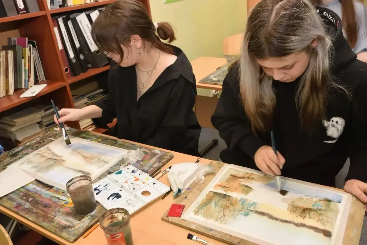 Мастер-класс «Нетрадиционная акварель» 🖼️ Ученики нашей школы на каникулах осваивали технику рисован
