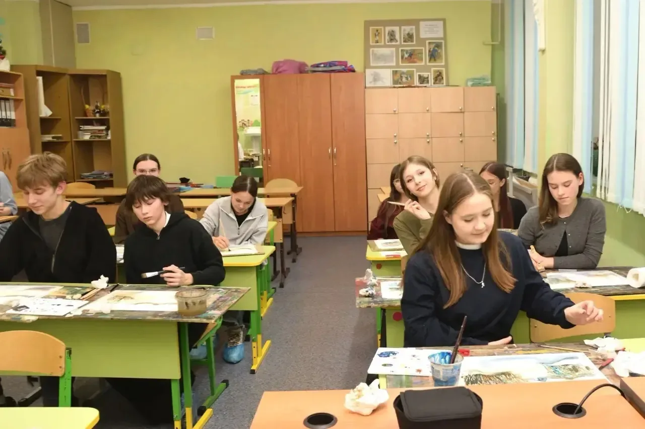 Мастер-класс «Нетрадиционная акварель» 🖼️ Ученики нашей школы на каникулах осваивали технику рисован