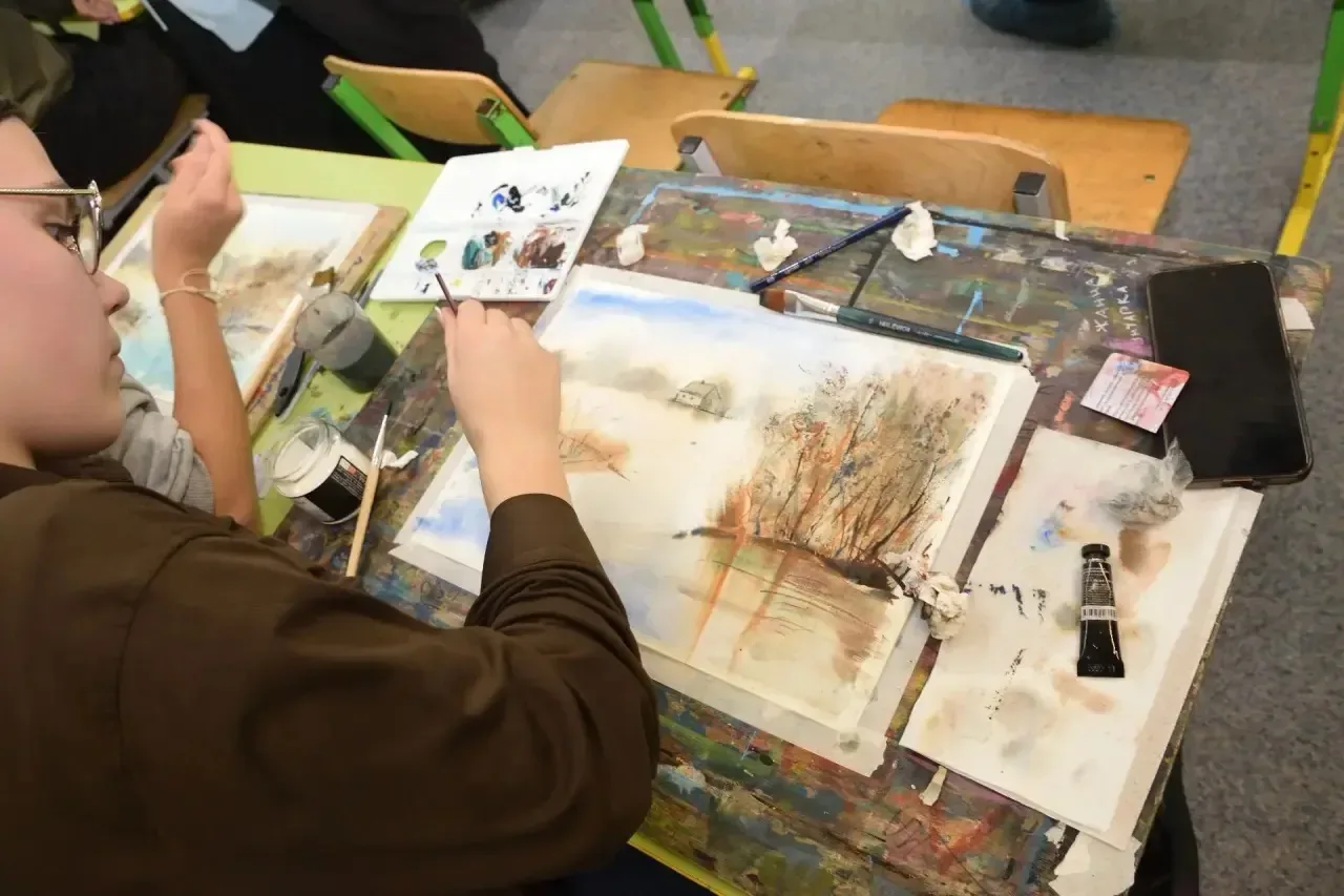 Мастер-класс «Нетрадиционная акварель» 🖼️ Ученики нашей школы на каникулах осваивали технику рисован