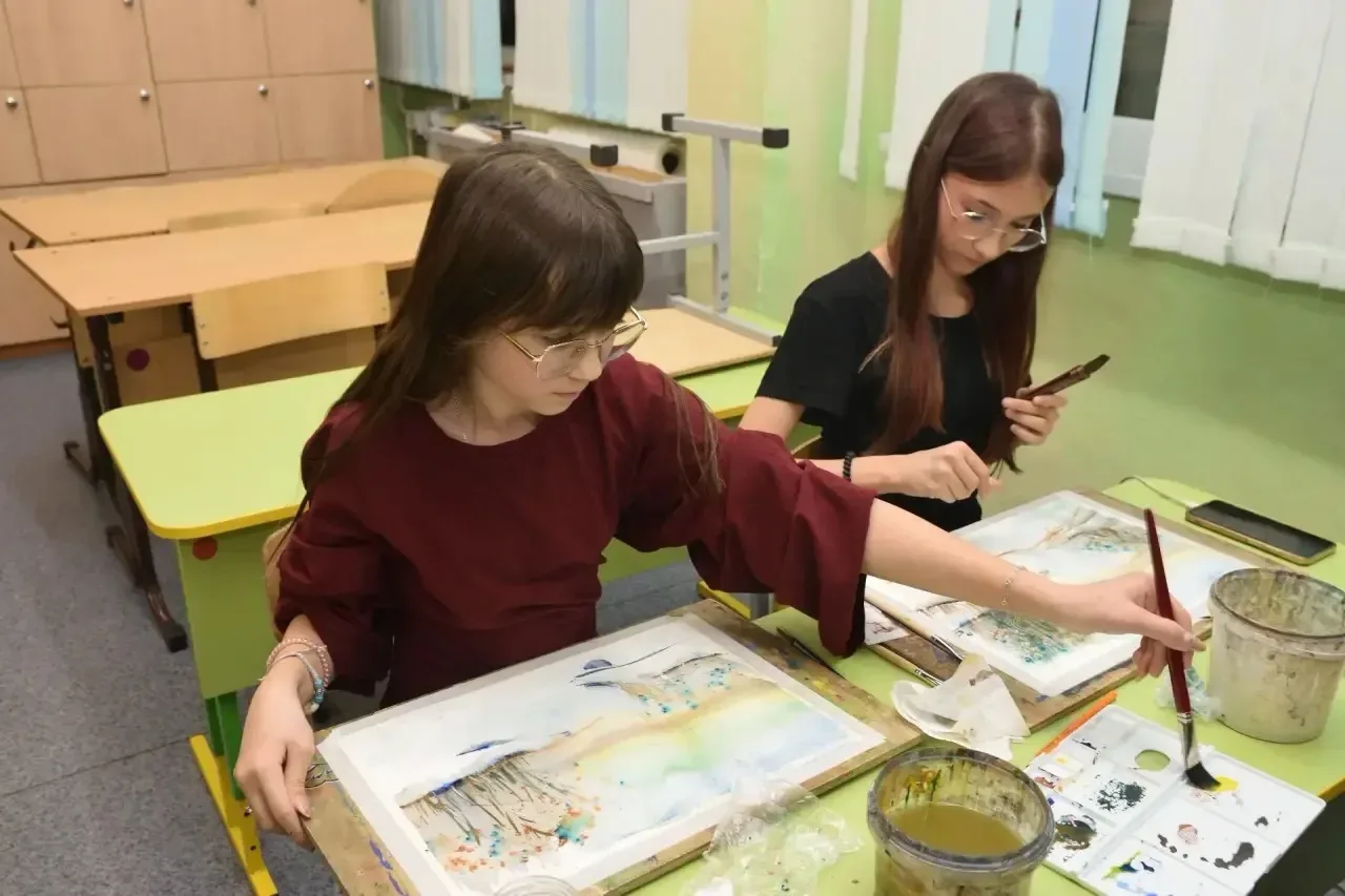 Мастер-класс «Нетрадиционная акварель» 🖼️ Ученики нашей школы на каникулах осваивали технику рисован