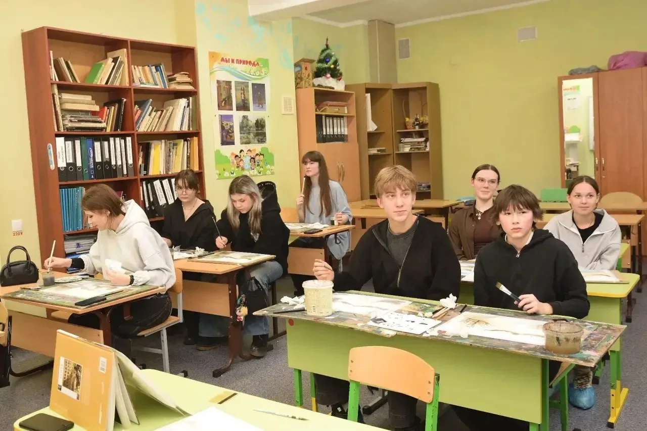 Мастер-класс «Нетрадиционная акварель» 🖼️ Ученики нашей школы на каникулах осваивали технику рисован