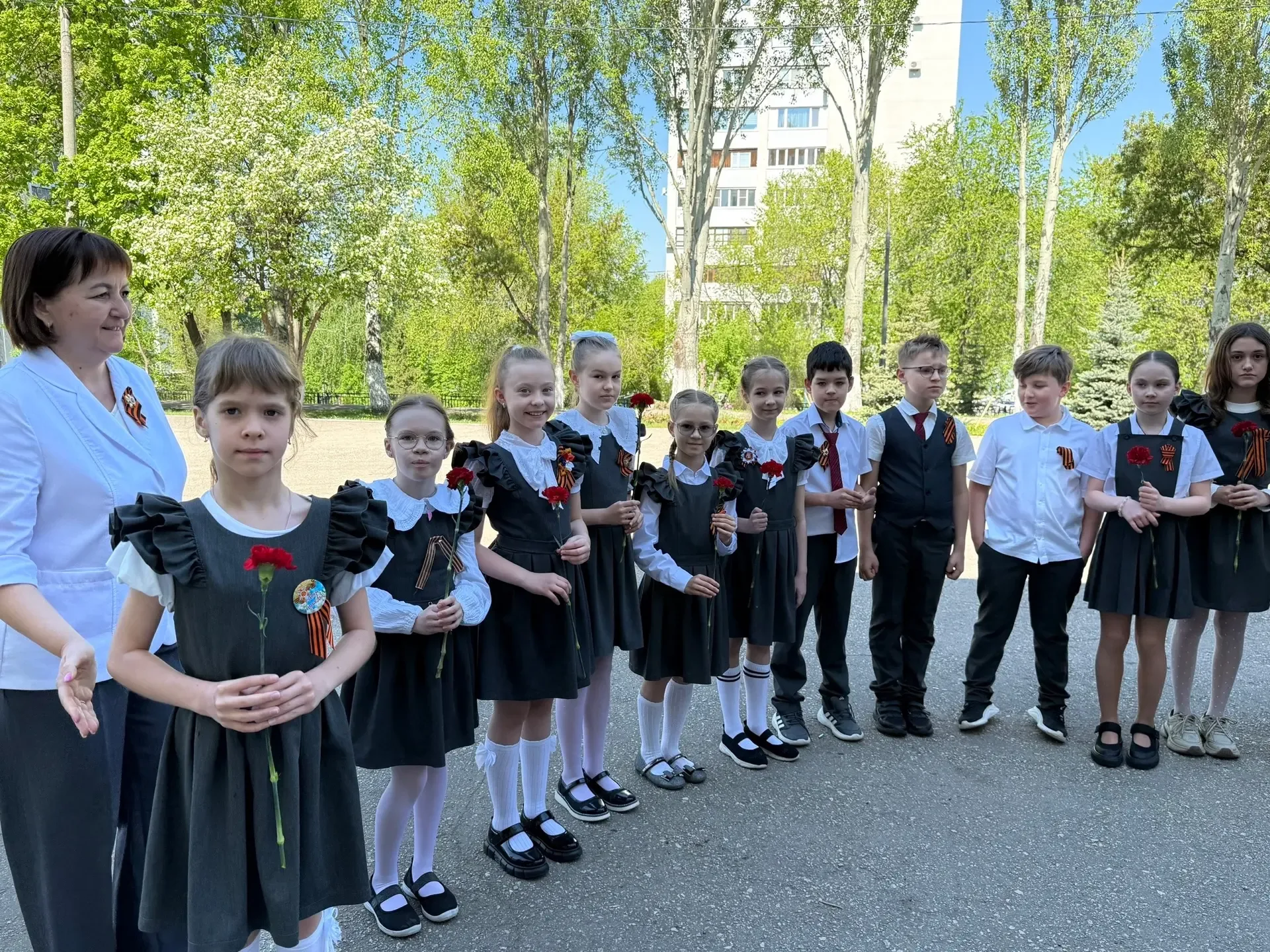 8 мая, накануне Дня Победы, ученики 3 «Б» класса вместе с юнармейцами во главе с директором школы Се