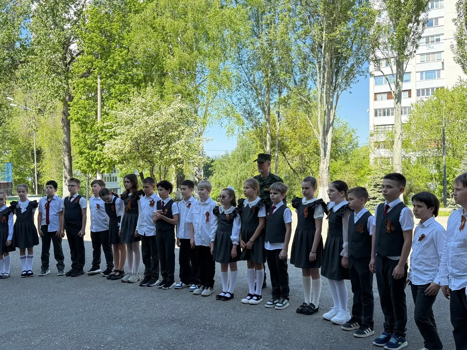 8 мая, накануне Дня Победы, ученики 3 «Б» класса вместе с юнармейцами во главе с директором школы Се
