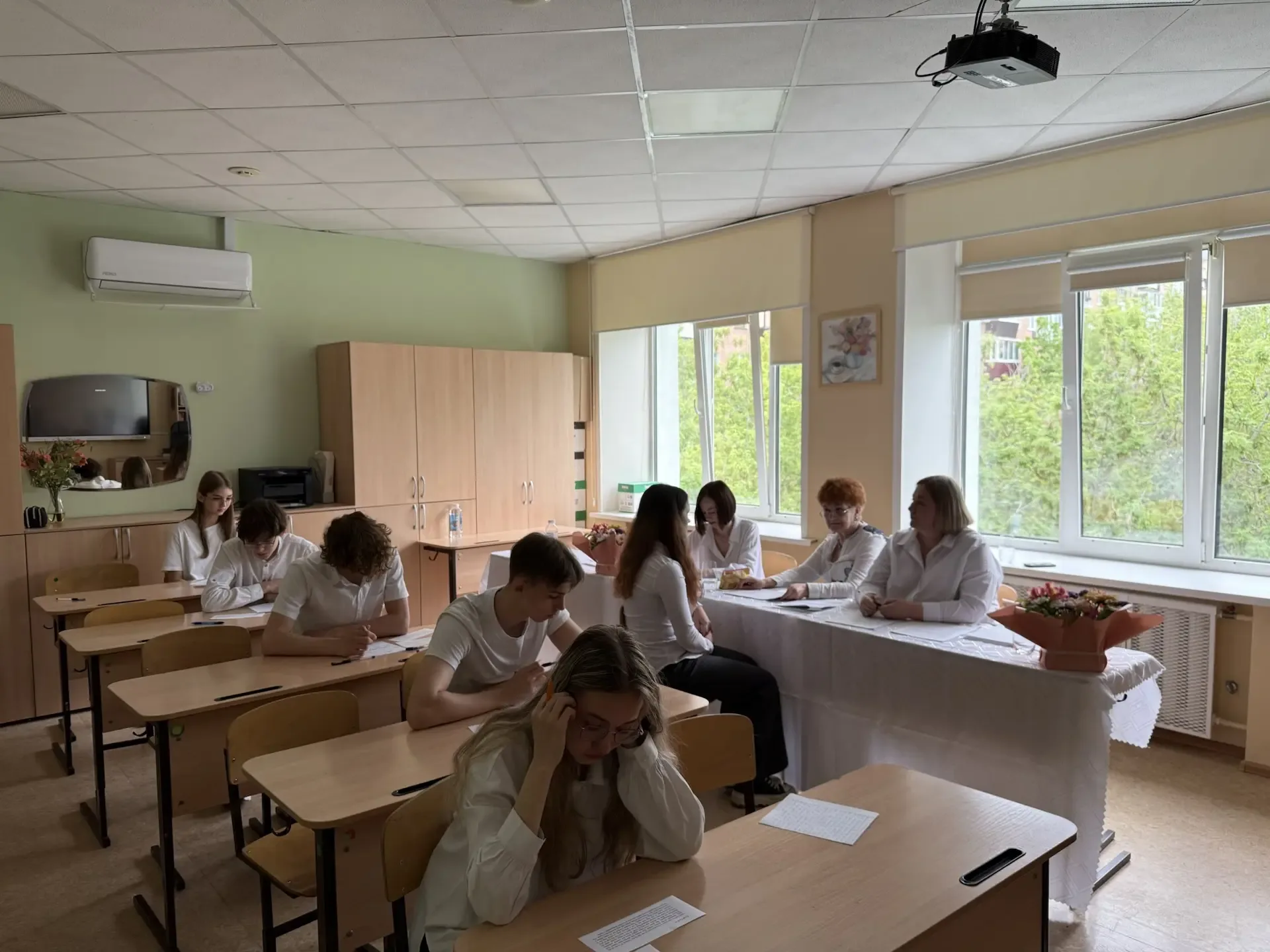 Сегодня в нашей школе дан старт самому ответственному и волнительному этапу весны — экзаменационной 