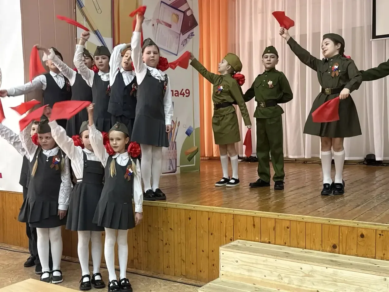 🎶 «ВО СЛАВУ ПОБЕДЫ»: В НАШЕЙ ШКОЛЕ ПРОШЁЛ ФЕСТИВАЛЬ ВОЕННОЙ ПЕСНИ 🇷🇺🎗️  В преддверии 9 Мая мы не про