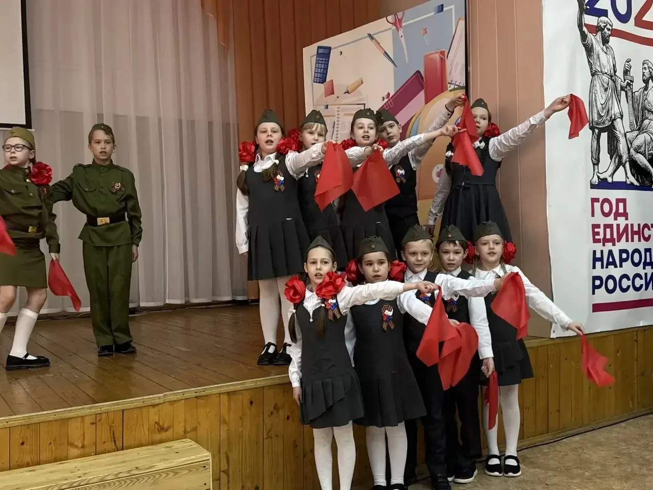 🎶 «ВО СЛАВУ ПОБЕДЫ»: В НАШЕЙ ШКОЛЕ ПРОШЁЛ ФЕСТИВАЛЬ ВОЕННОЙ ПЕСНИ 🇷🇺🎗️  В преддверии 9 Мая мы не про