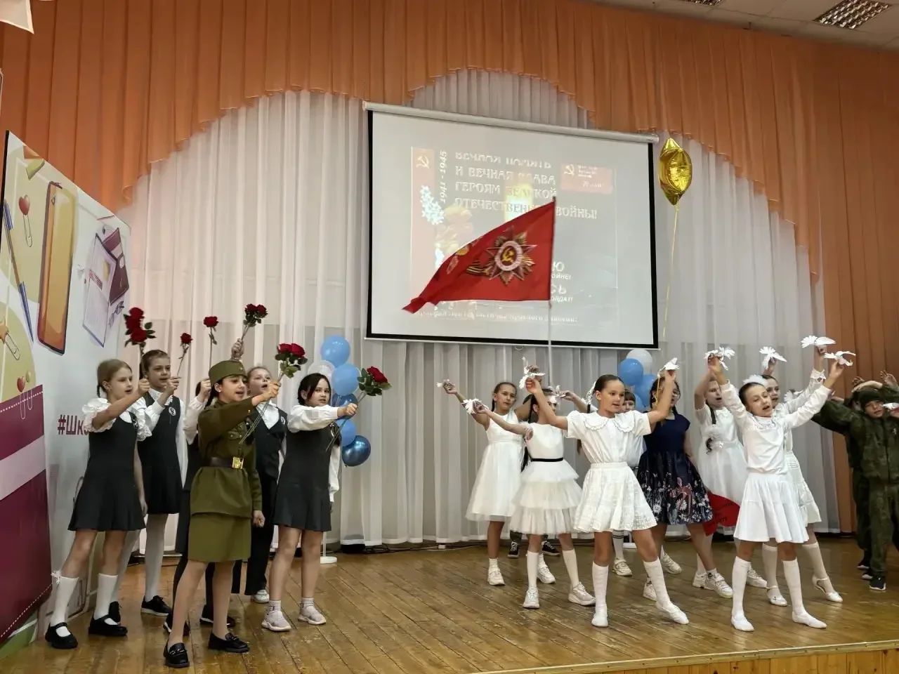 🎶 «ВО СЛАВУ ПОБЕДЫ»: В НАШЕЙ ШКОЛЕ ПРОШЁЛ ФЕСТИВАЛЬ ВОЕННОЙ ПЕСНИ 🇷🇺🎗️  В преддверии 9 Мая мы не про