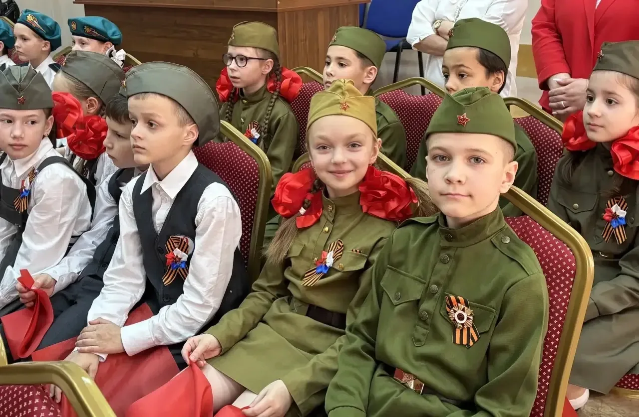 🎶 «ВО СЛАВУ ПОБЕДЫ»: В НАШЕЙ ШКОЛЕ ПРОШЁЛ ФЕСТИВАЛЬ ВОЕННОЙ ПЕСНИ 🇷🇺🎗️  В преддверии 9 Мая мы не про