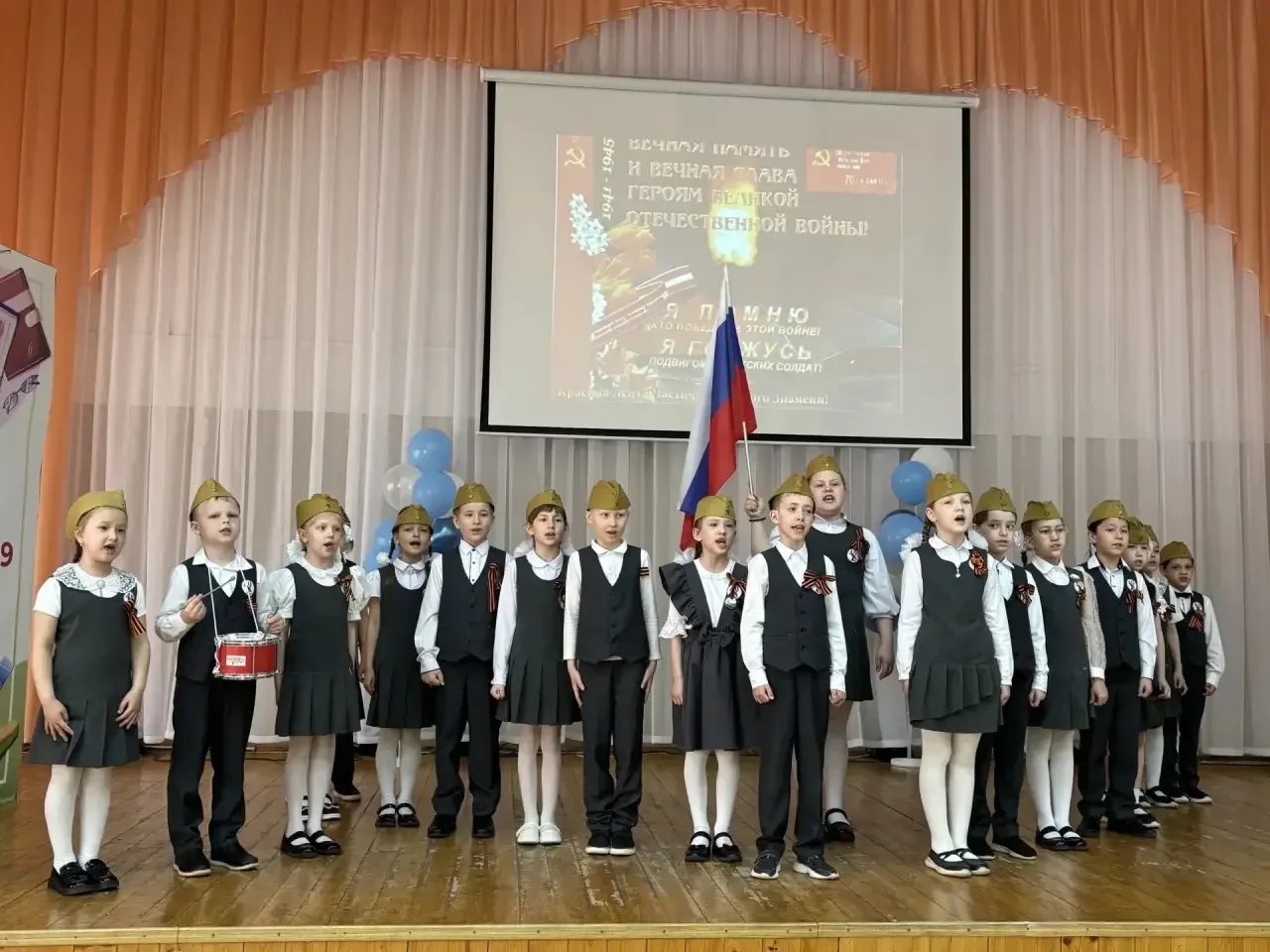 🎶 «ВО СЛАВУ ПОБЕДЫ»: В НАШЕЙ ШКОЛЕ ПРОШЁЛ ФЕСТИВАЛЬ ВОЕННОЙ ПЕСНИ 🇷🇺🎗️  В преддверии 9 Мая мы не про
