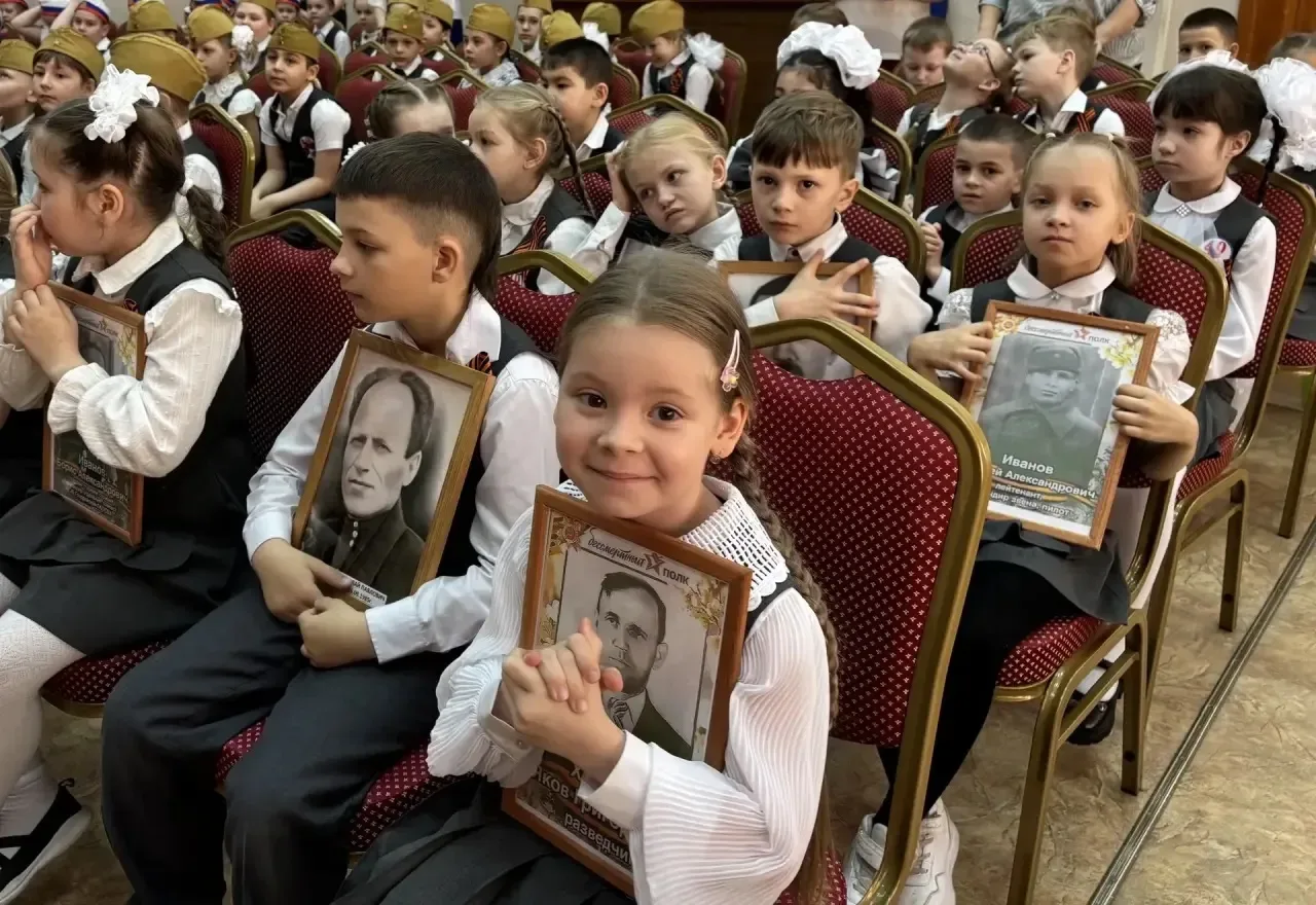 🎶 «ВО СЛАВУ ПОБЕДЫ»: В НАШЕЙ ШКОЛЕ ПРОШЁЛ ФЕСТИВАЛЬ ВОЕННОЙ ПЕСНИ 🇷🇺🎗️  В преддверии 9 Мая мы не про