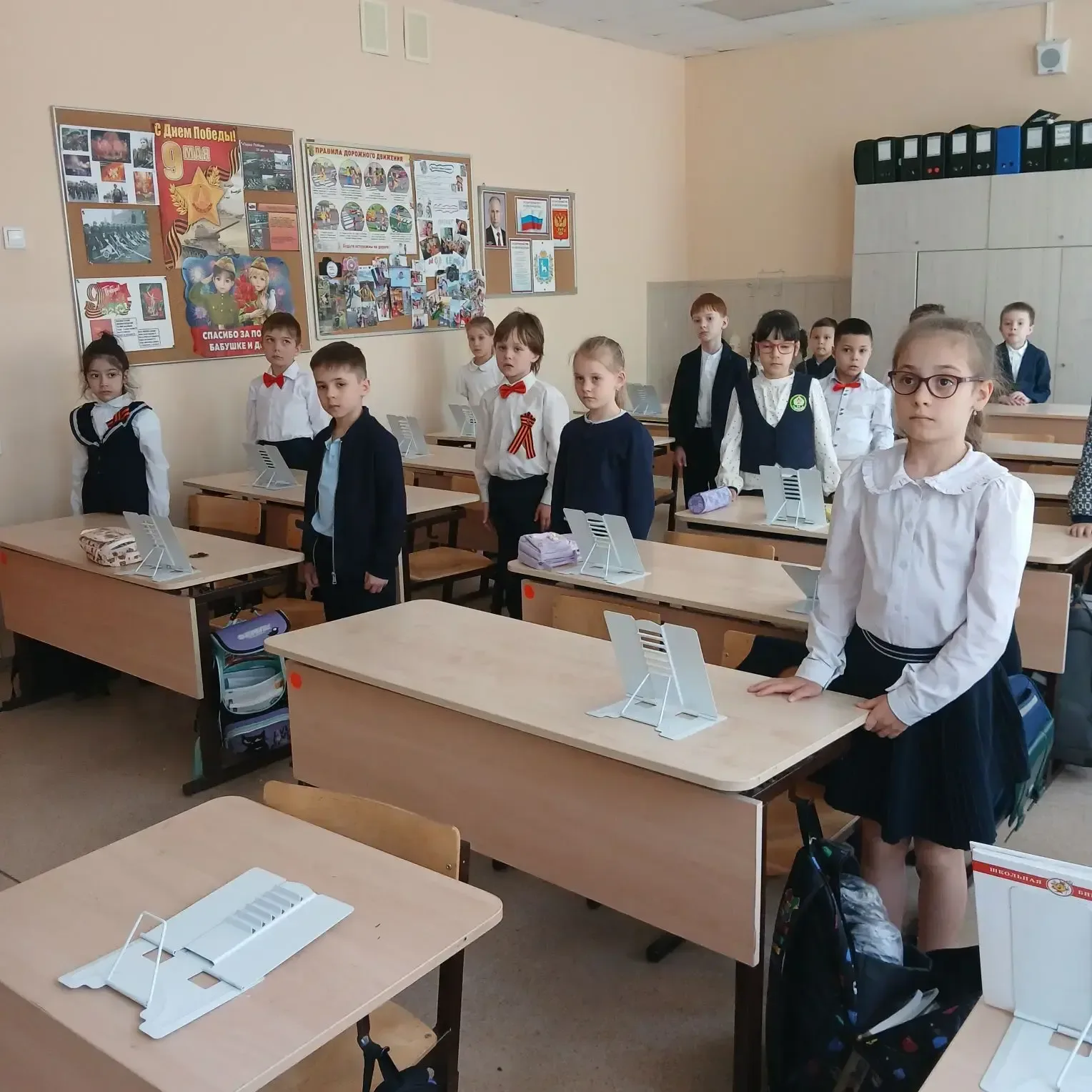 8 мая в 1" В" классе прошел урок Памяти "Юные герои войны". Урок провела работник библиотеки N 10 Ма