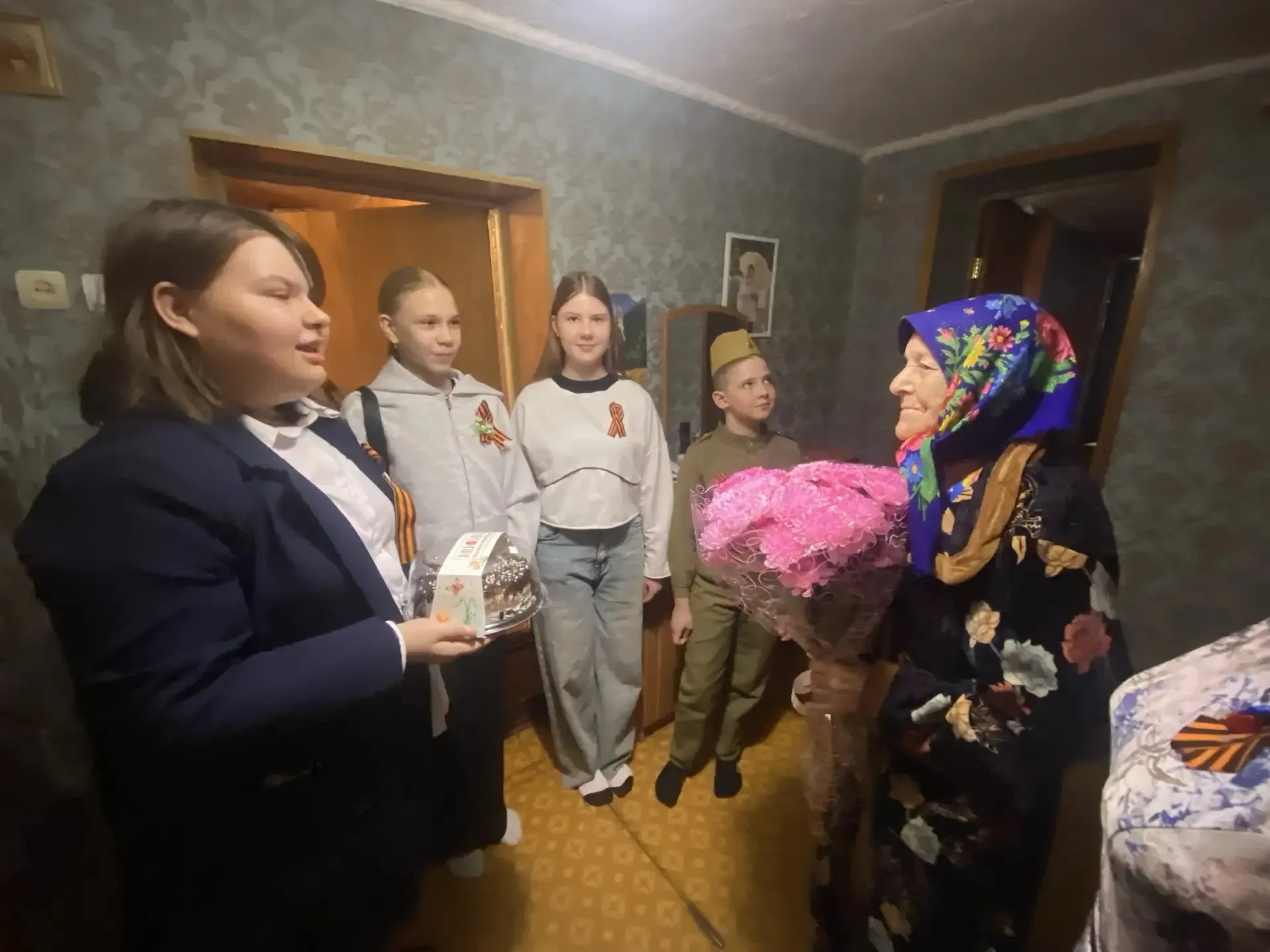 В День Победы ученики 6А класса  посетили  труженицу тыла Добринских  Анну Александровну. 🇷🇺Анне Але