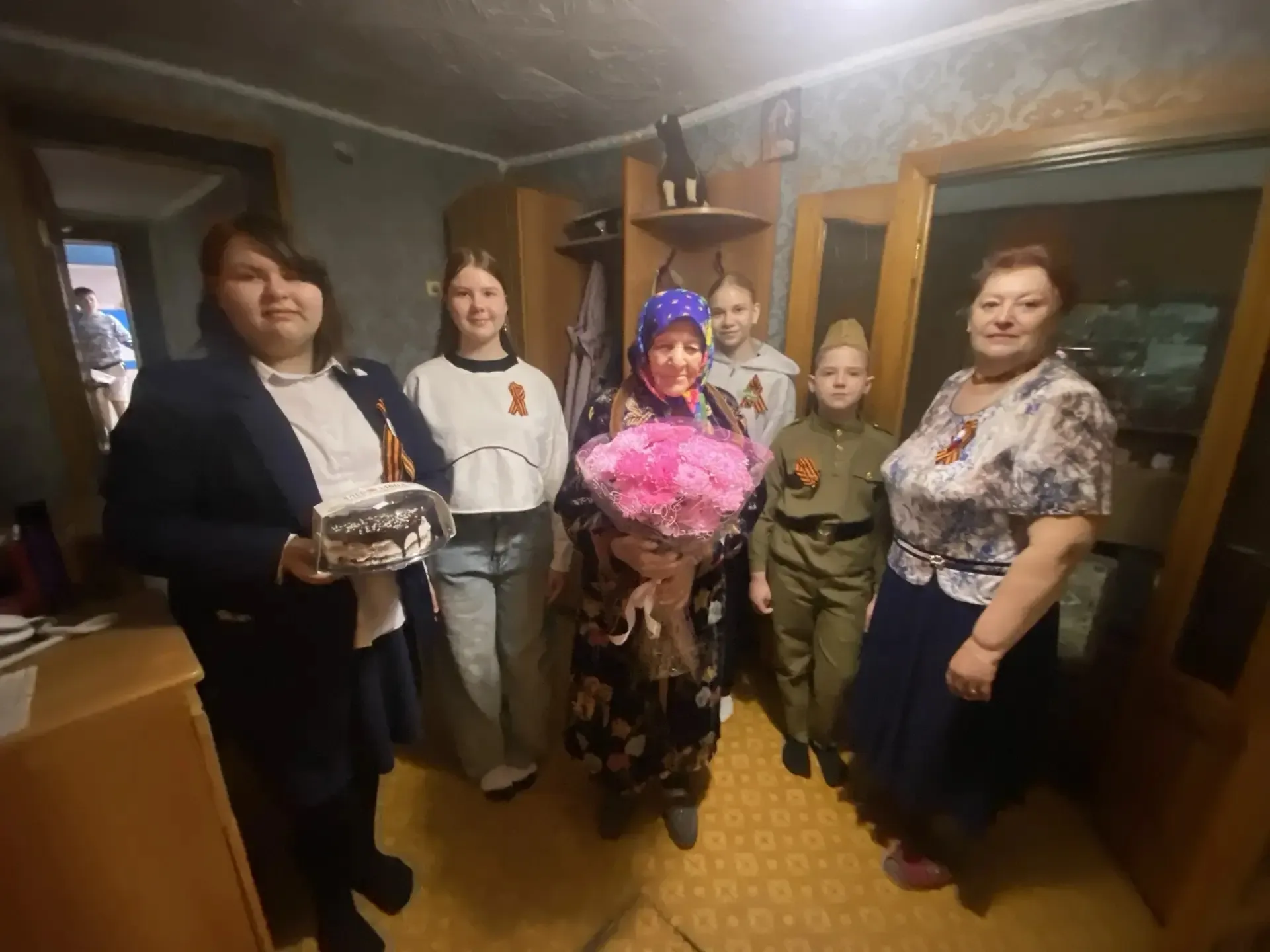 В День Победы ученики 6А класса  посетили  труженицу тыла Добринских  Анну Александровну. 🇷🇺Анне Але