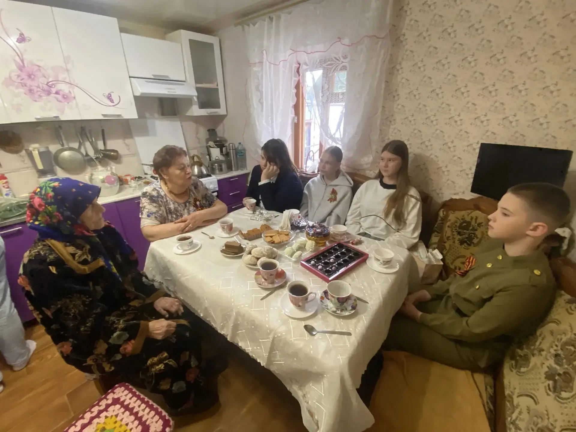 В День Победы ученики 6А класса  посетили  труженицу тыла Добринских  Анну Александровну. 🇷🇺Анне Але