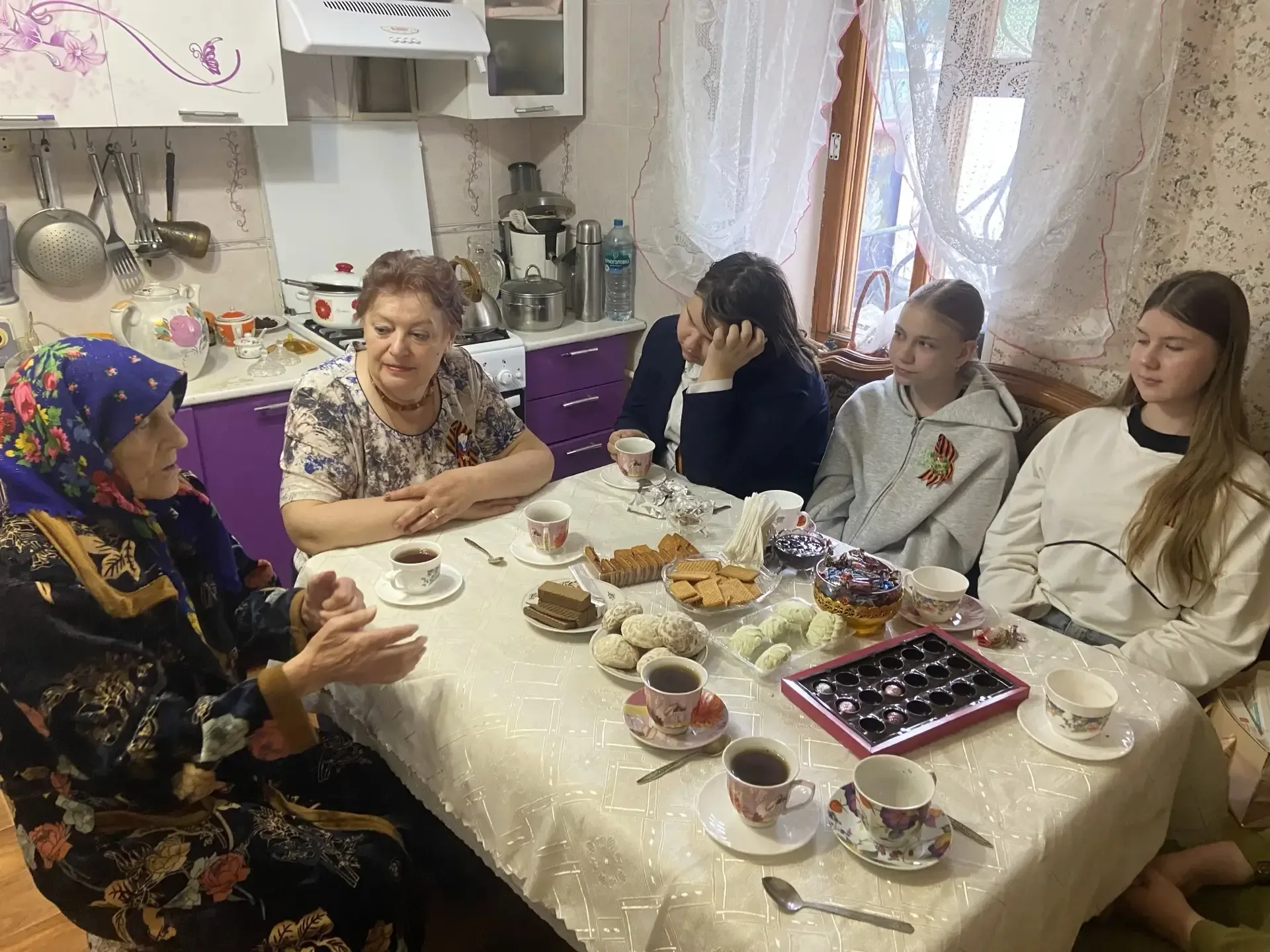 В День Победы ученики 6А класса  посетили  труженицу тыла Добринских  Анну Александровну. 🇷🇺Анне Але