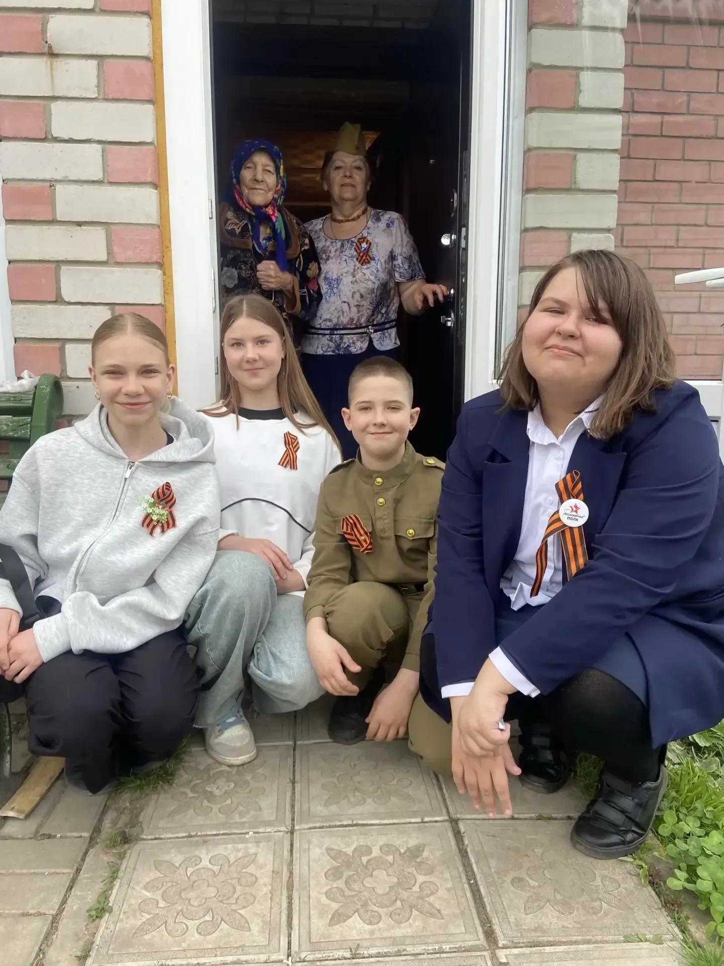 В День Победы ученики 6А класса  посетили  труженицу тыла Добринских  Анну Александровну. 🇷🇺Анне Але