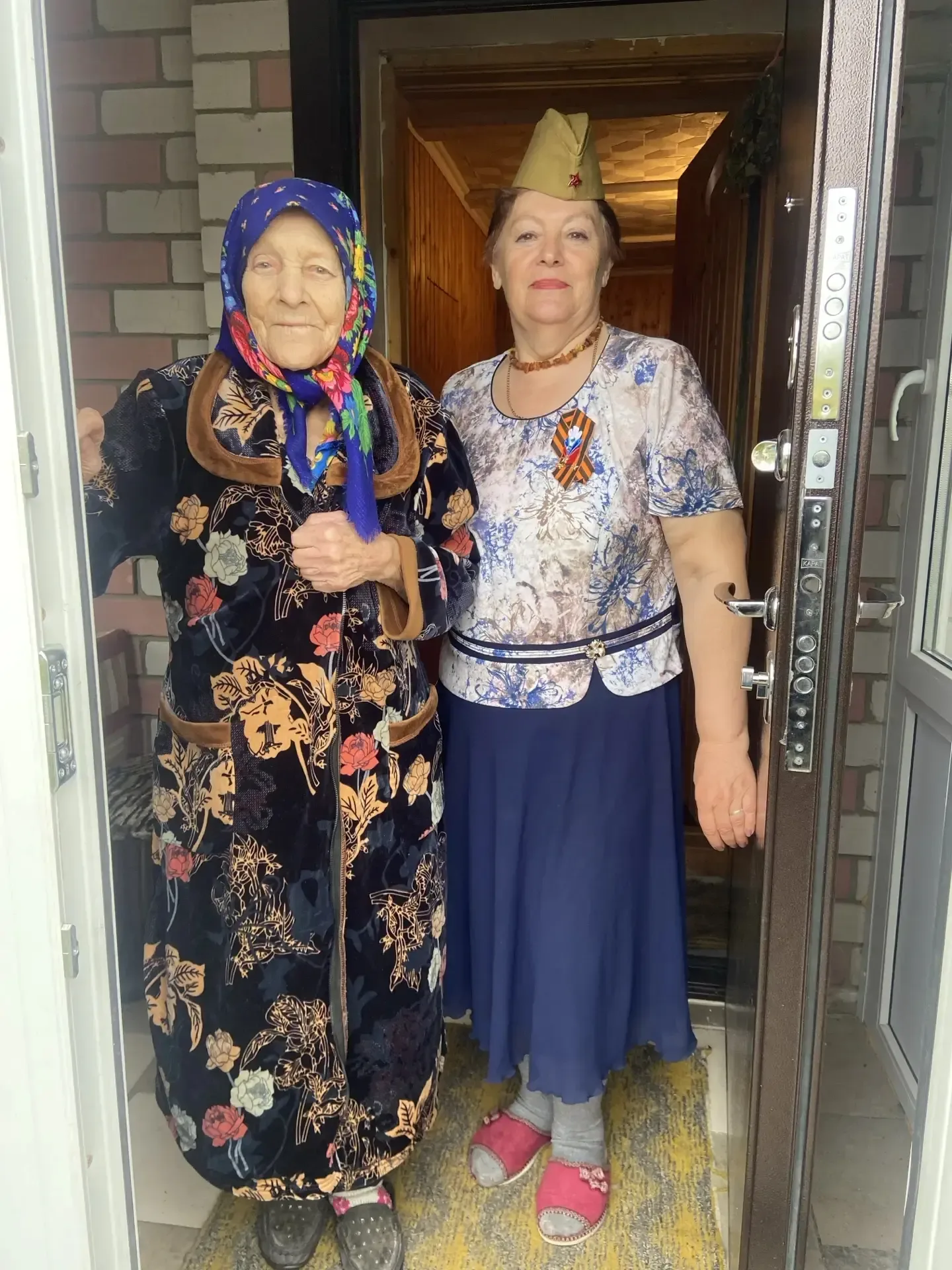 В День Победы ученики 6А класса  посетили  труженицу тыла Добринских  Анну Александровну. 🇷🇺Анне Але