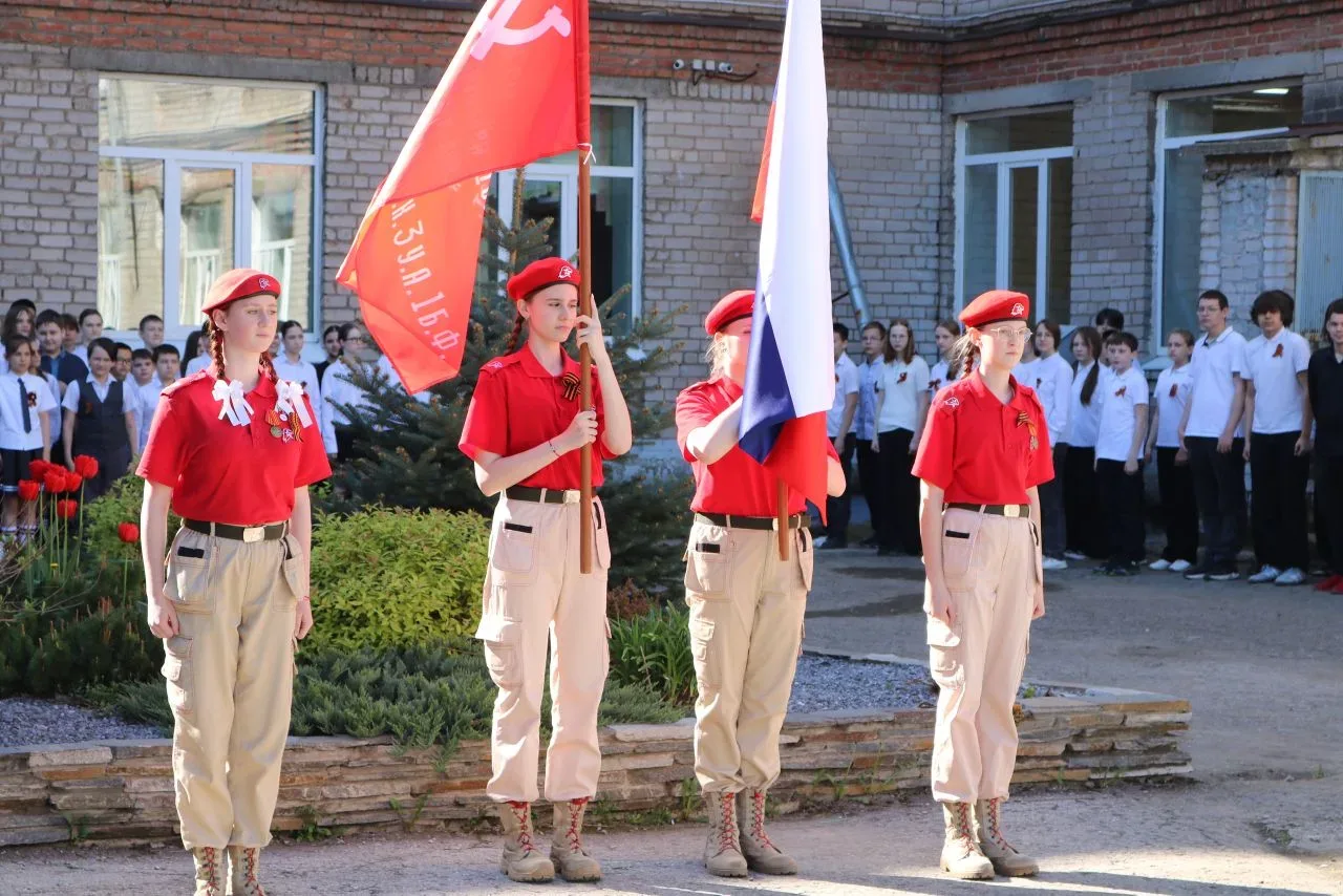 «Равнение на героев»   Сегодня для обучающихся 5–10 классов состоялся традиционный конкурс «Смотр ст