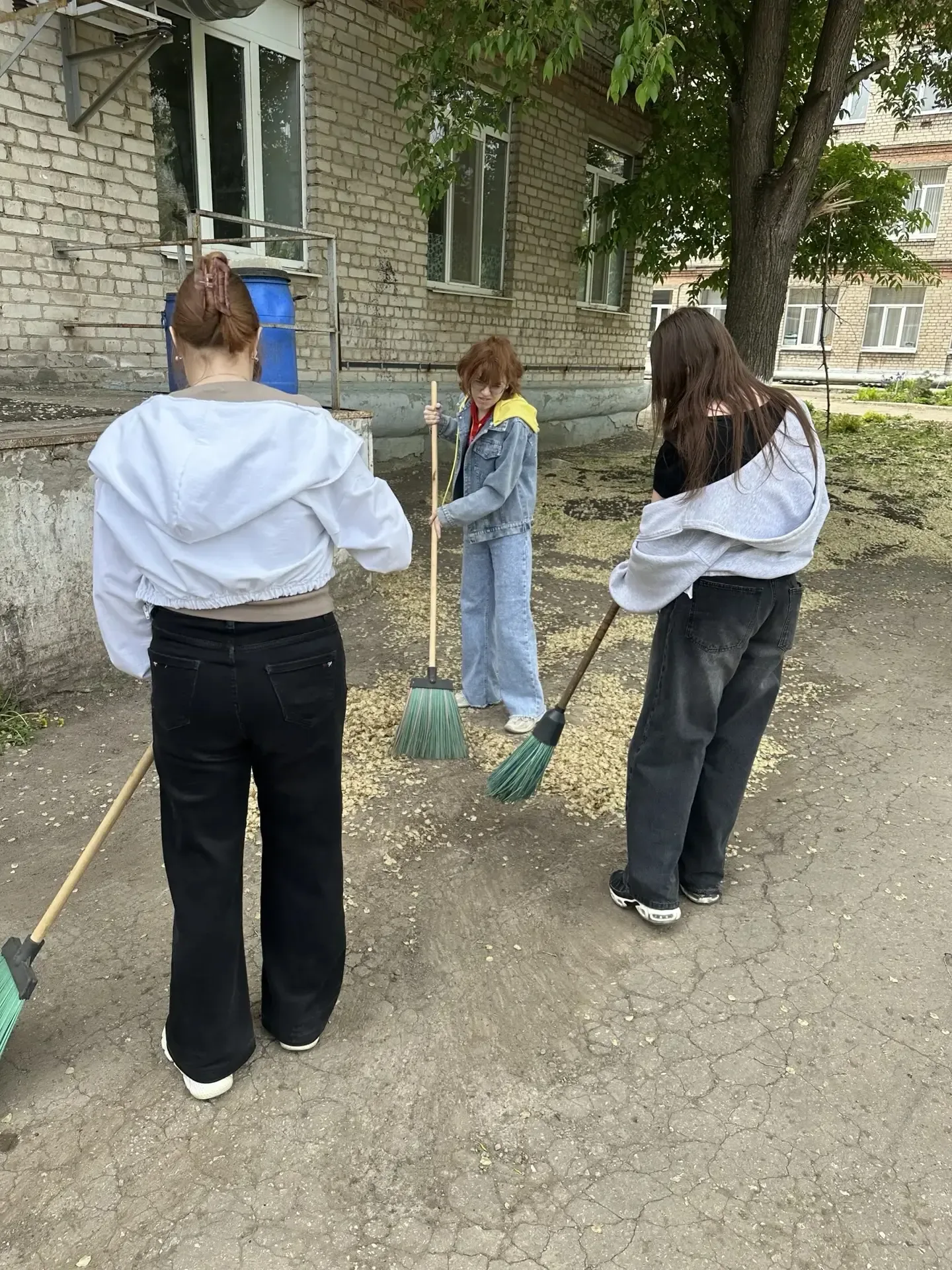 Сегодня в Самаре состоялся общегородской субботник.  Ученики 8-9 классов нашей школы приняли самое а