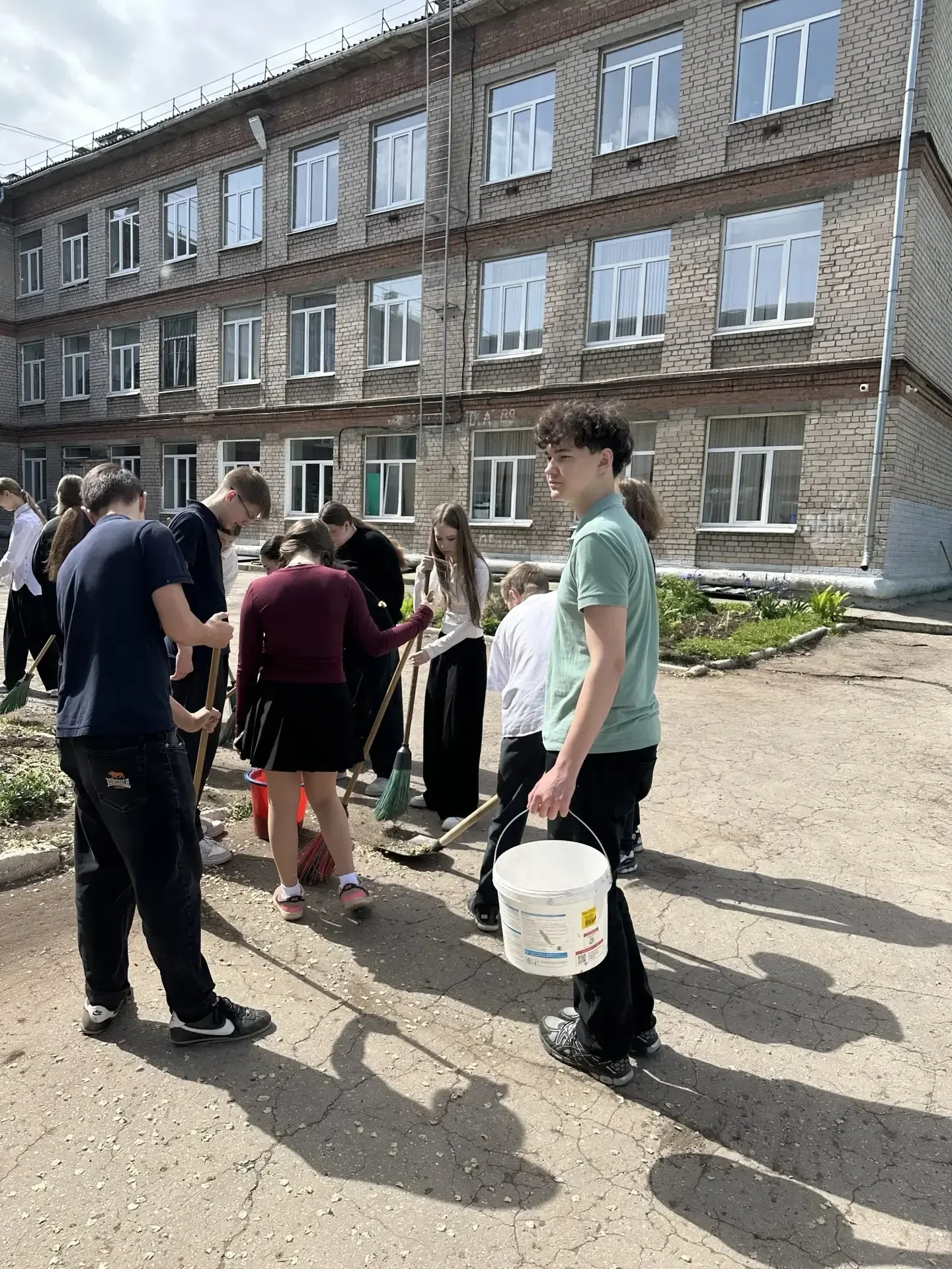 Сегодня в Самаре состоялся общегородской субботник.  Ученики 8-9 классов нашей школы приняли самое а
