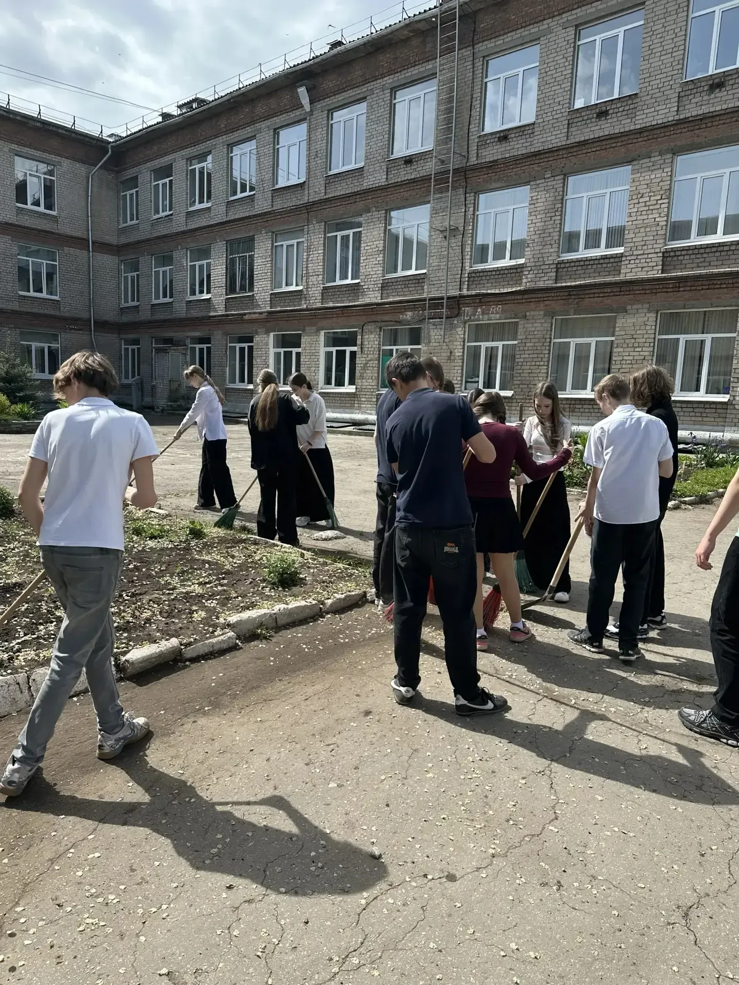 Сегодня в Самаре состоялся общегородской субботник.  Ученики 8-9 классов нашей школы приняли самое а