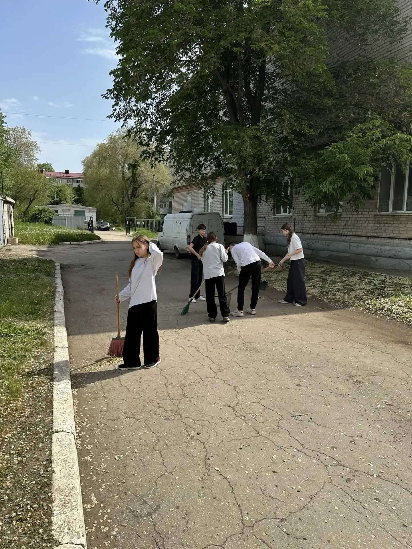 Сегодня в Самаре состоялся общегородской субботник.  Ученики 8-9 классов нашей школы приняли самое а