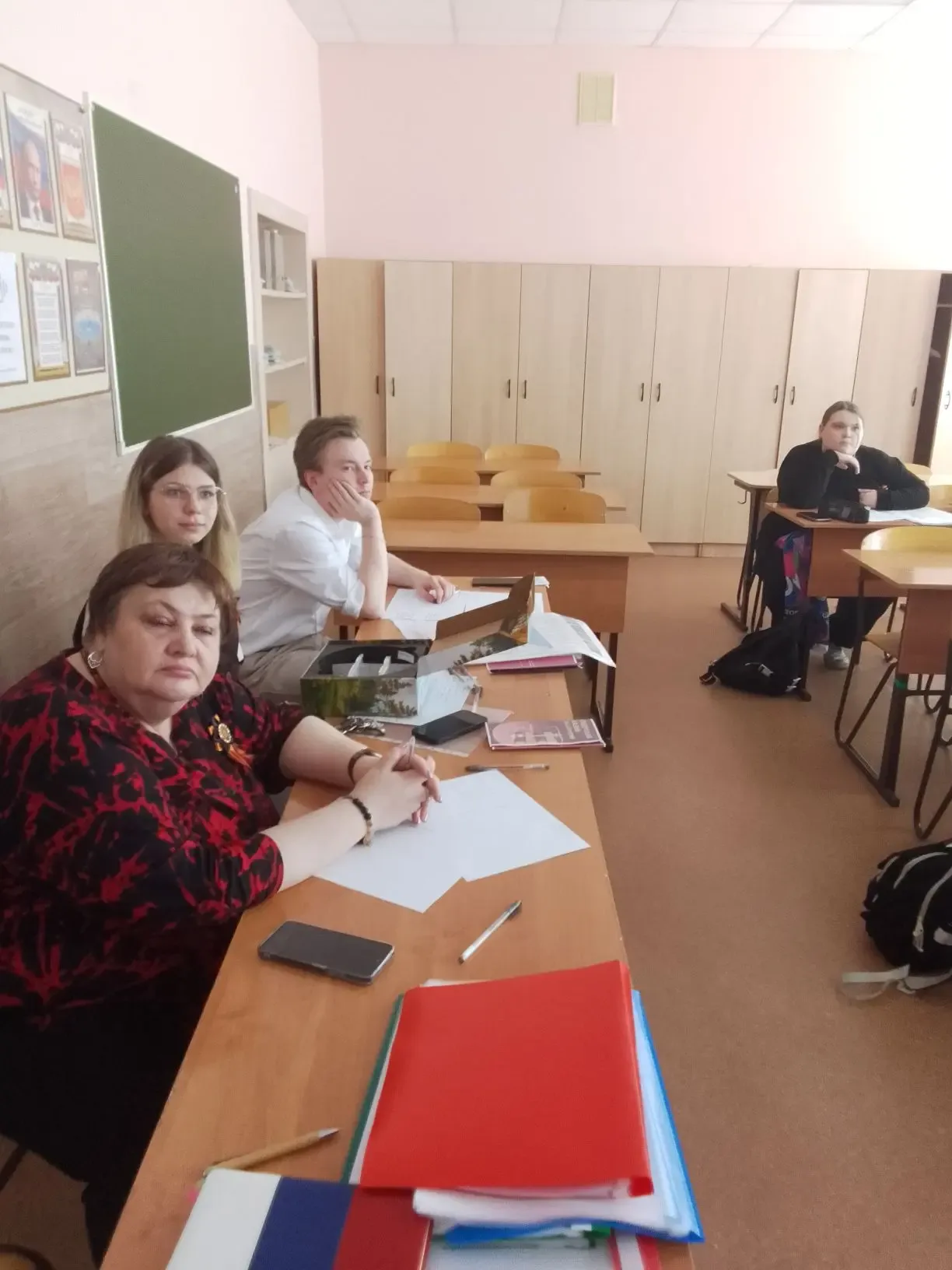 В нашей школе прошла научно-исследовательский конференция для учащихся 8-х и 10 классов. Членам эксп