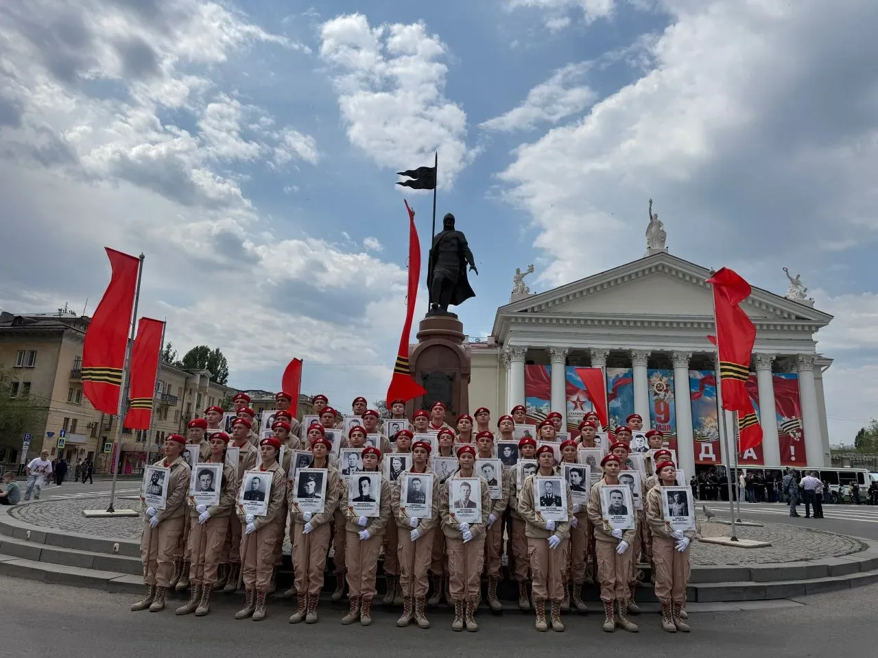 🎖️   С особой честью сообщаем, что юнармейцы **МОУ Гимназии №4** — **Коноваленко Полина, Гордиенко А