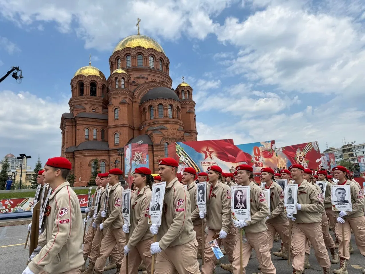 🎖️   С особой честью сообщаем, что юнармейцы **МОУ Гимназии №4** — **Коноваленко Полина, Гордиенко А