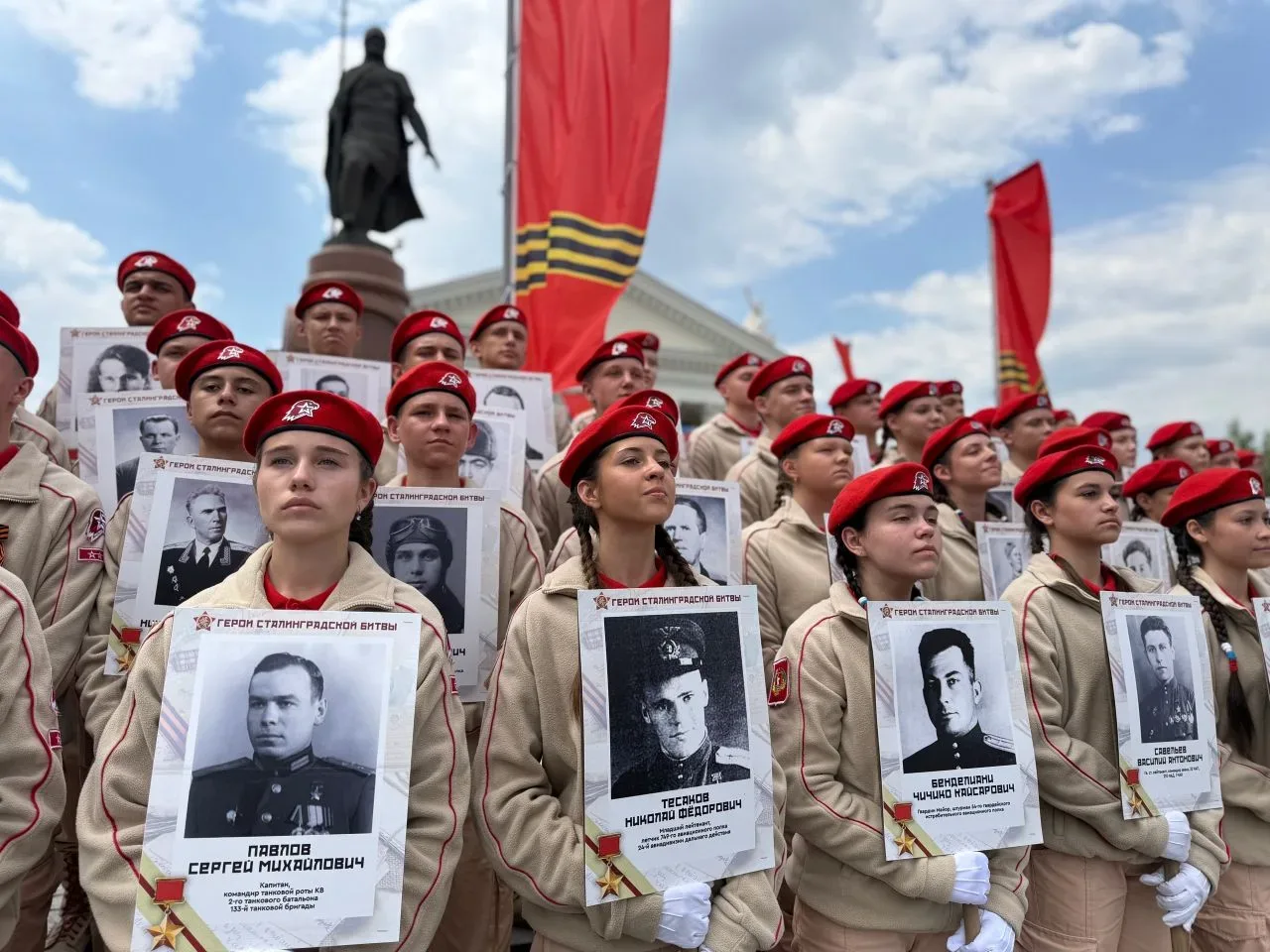 🎖️   С особой честью сообщаем, что юнармейцы **МОУ Гимназии №4** — **Коноваленко Полина, Гордиенко А