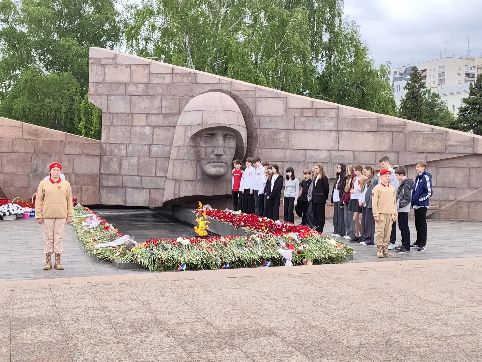 12 мая 2026 года юнармейцы отряда "Патриот" МБОУ "Школа 176" приняли участие в областной акции "Пере